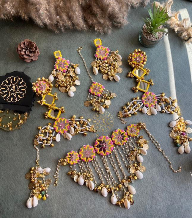 GHUNGROO SET(Necklace,Earrings, Mangtika, Hathphool,Small kalire latkan)