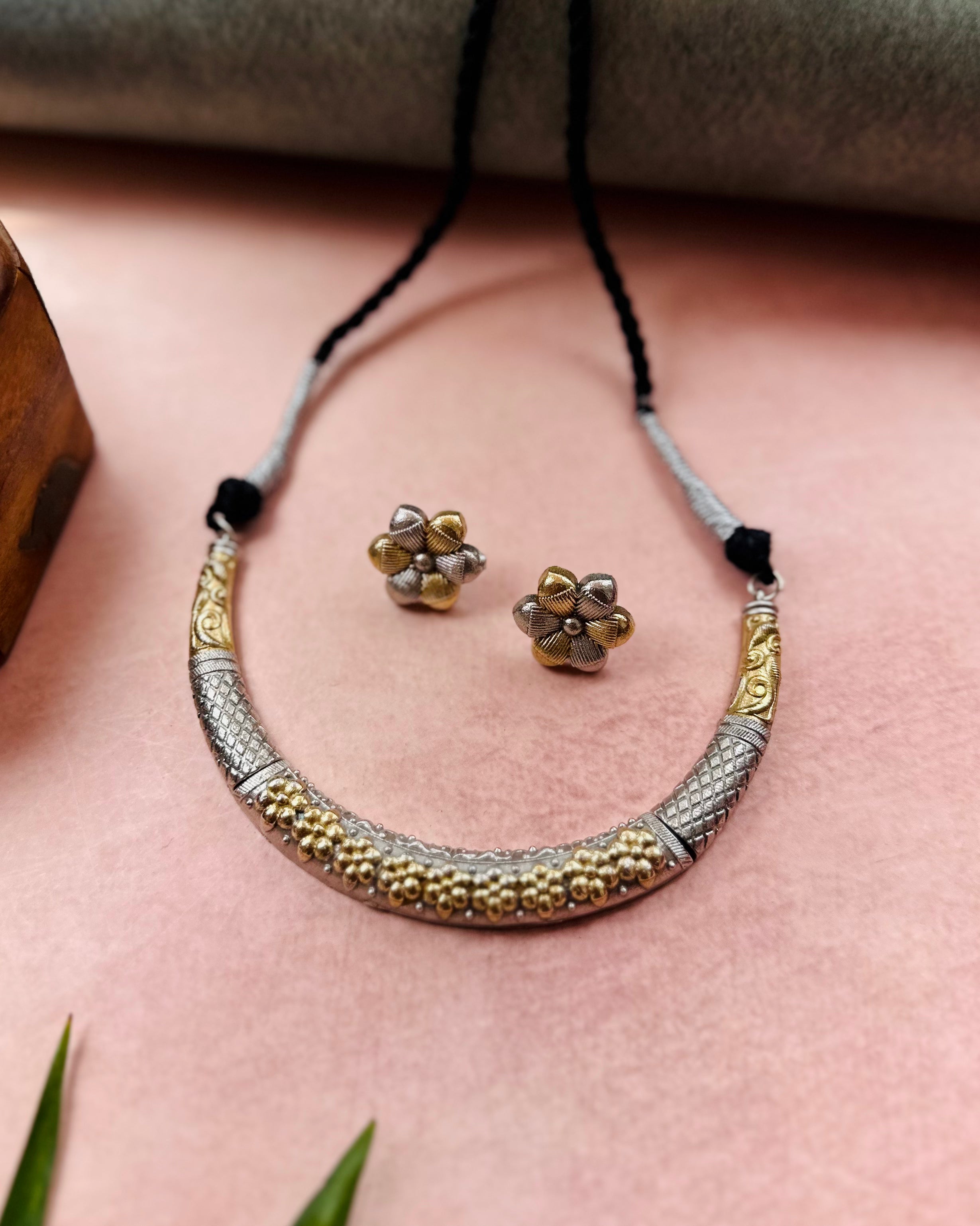 Devika two tone hasli with earrings