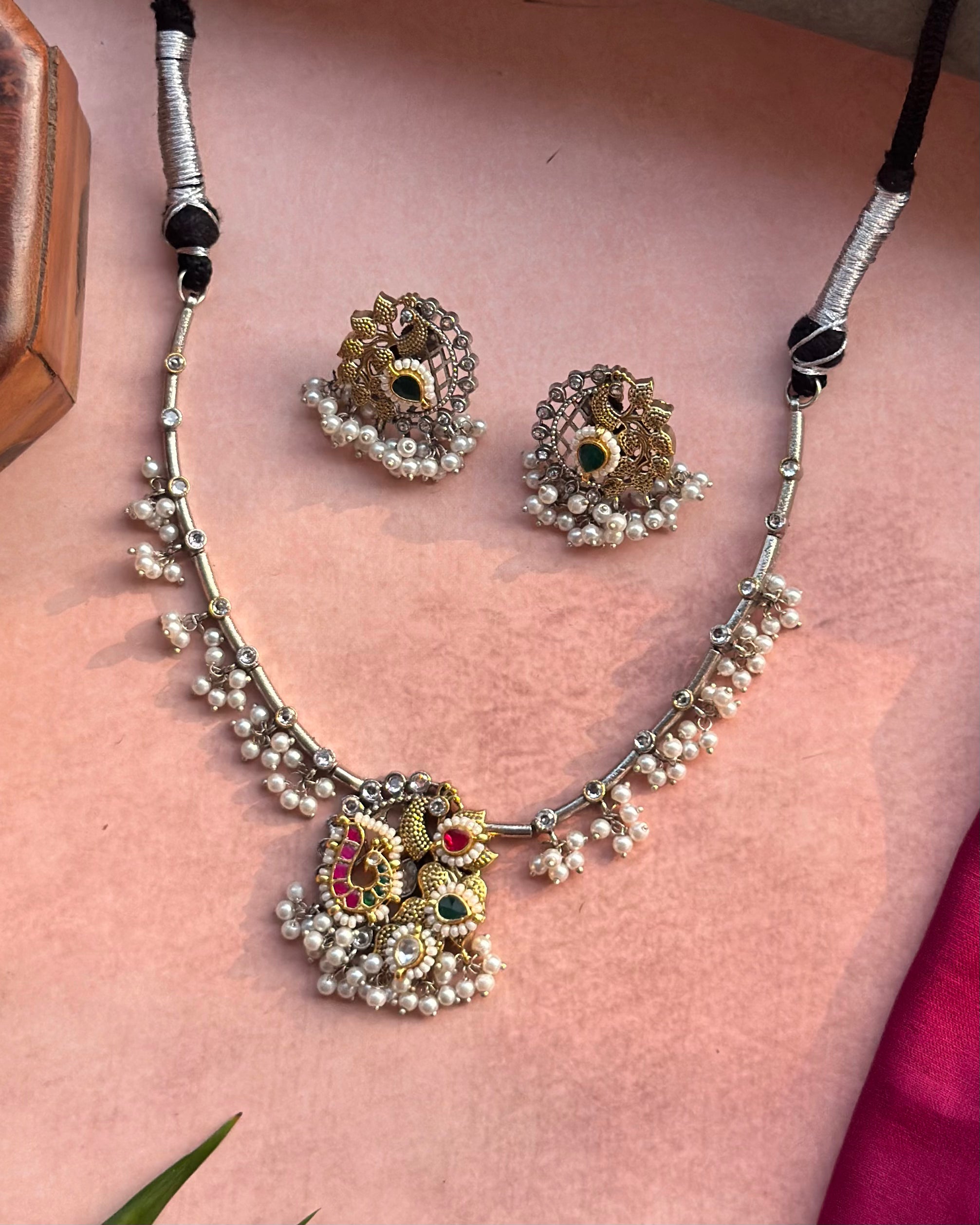 MORNI pachi kundan fusion necklace