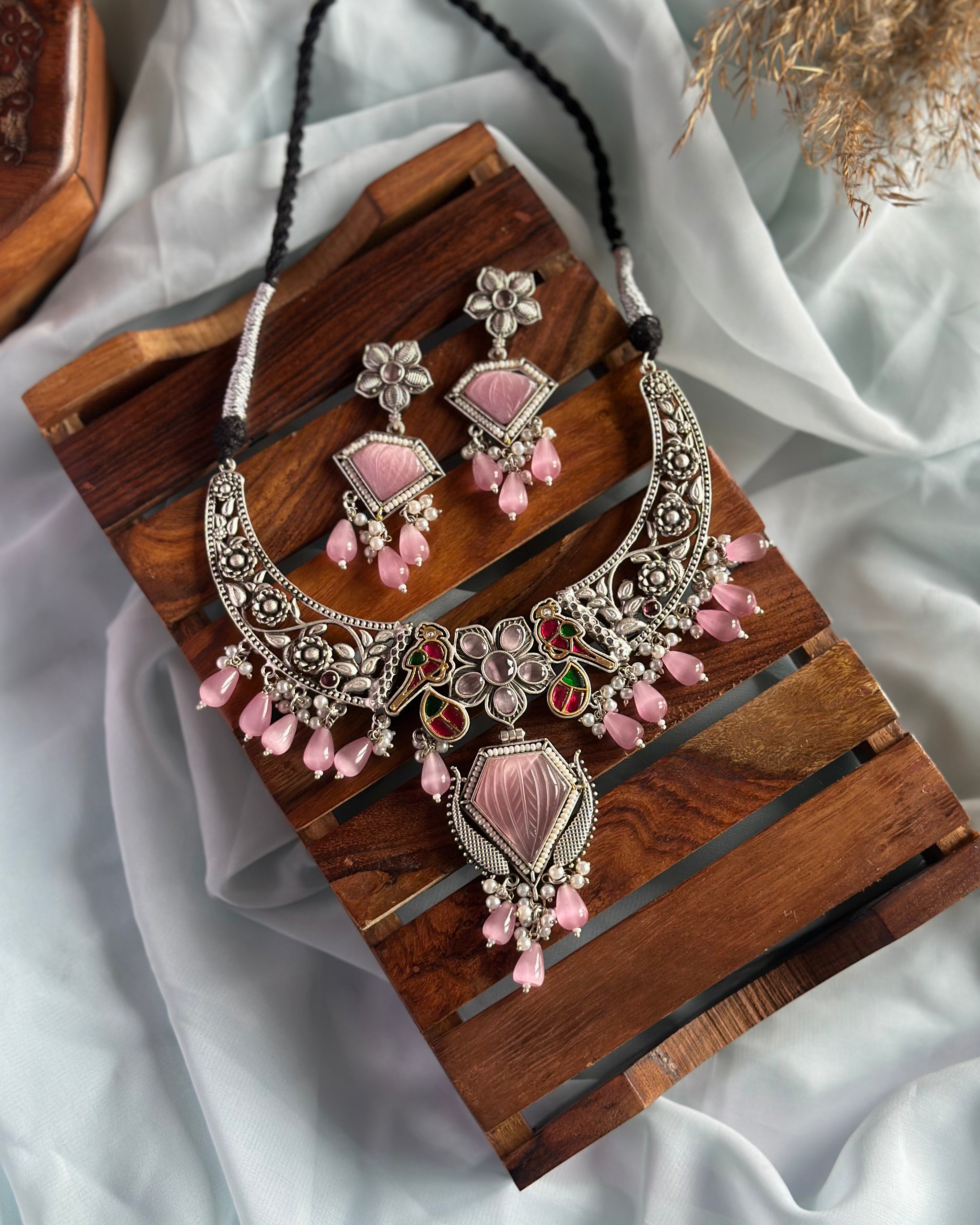 Gulabi pachi kunadan stone pearl choker